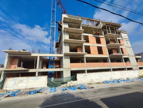 Bloc de locuinte nefinalizat cu regim de înălțime  S+P+3E+4R 