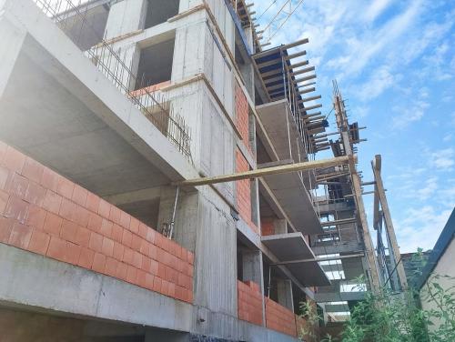 Bloc de locuinte nefinalizat cu regim de înălțime  S+P+3E+4R 